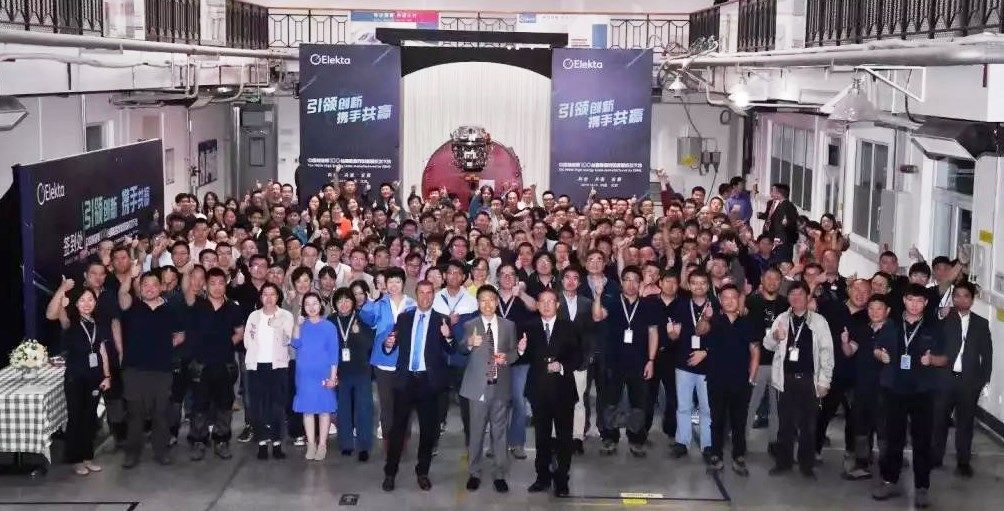 The Elekta Beijing Medical Systems team celebrates production of its 100th linac, an Elekta Synergy® system.