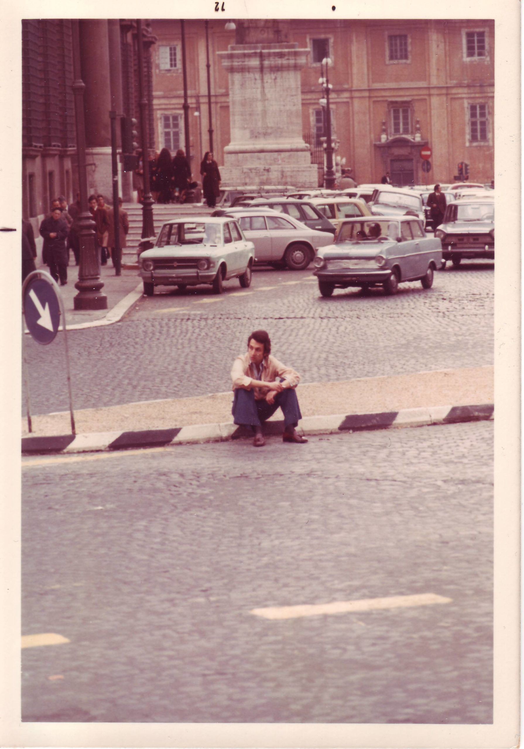 Danny Leksell, sitting on a street in Rome