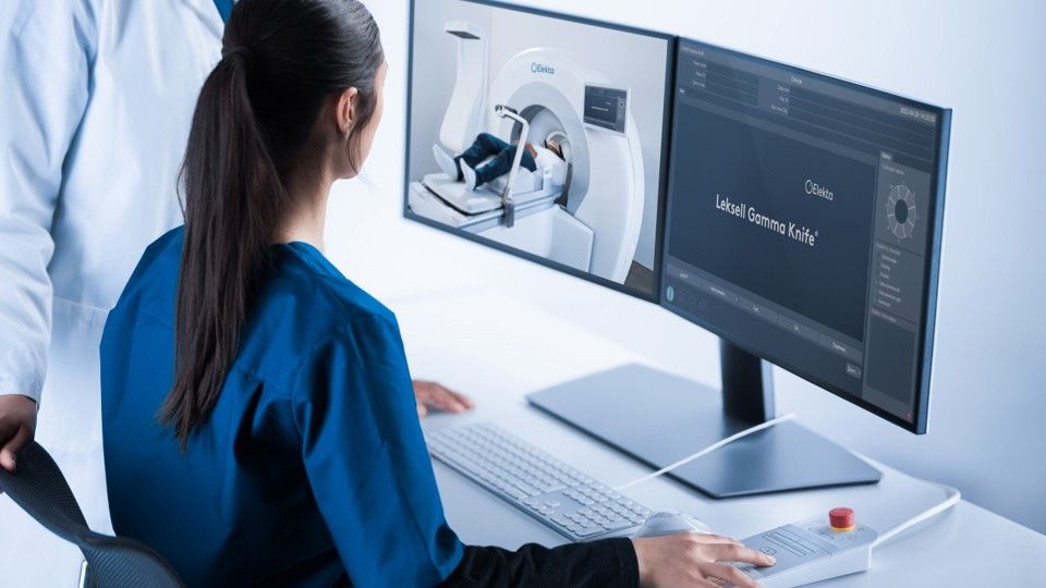 Clinicial using Leksell Gamma Knife software to control treatment steps